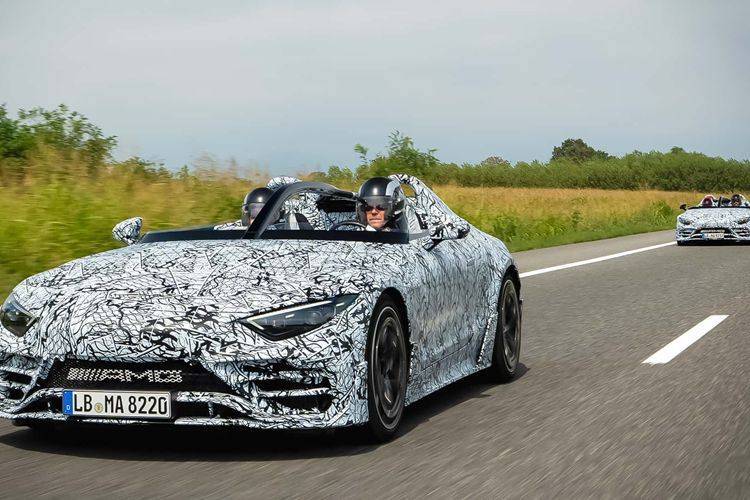 Những hình ảnh mới này cho thấy Mercedes-AMG PureSpeed 2025 mui trần hiện đang trong quá trình thử nghiệm cuối cùng trên đường công cộng và chương trình thử nghiệm lên tới hơn 3000 km, không nhiều so với những mẫu xe thương mại khác.