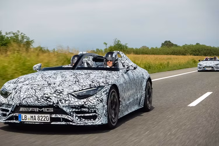 Những hình ảnh mới này cho thấy Mercedes-AMG PureSpeed 2025 mui trần hiện đang trong quá trình thử nghiệm cuối cùng trên đường công cộng và chương trình thử nghiệm lên tới hơn 3000 km, không nhiều so với những mẫu xe thương mại khác.