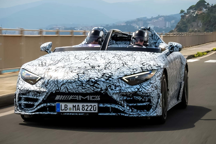 Mercedes-AMG PureSpeed là siêu xe không mui chịu ảnh hưởng nhiều bởi thiết kế của chính chiếc SLR không mui ra mắt vào năm 2009, khác biệt hoàn toàn so với những mẫu siêu xe không mui như McLaren Elva, Lamborghini SC20, Ferrari Monza SP1/SP2 và Aston Martin V12 Speedster.