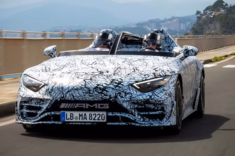 Mercedes-AMG PureSpeed là siêu xe không mui chịu ảnh hưởng nhiều bởi thiết kế của chính chiếc SLR không mui ra mắt vào năm 2009, khác biệt hoàn toàn so với những mẫu siêu xe không mui như McLaren Elva, Lamborghini SC20, Ferrari Monza SP1/SP2 và Aston Martin V12 Speedster.