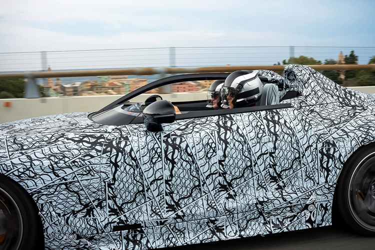 Mercedes quyết định ngụy trang các nguyên mẫu nhưng đối với một số chi tiết dường như không có sự khác biệt so với mẫu xe từng được ra mắt vào hồi tháng 5. Phần thanh an toàn trên mui xe được lấy cảm hứng từ xe đua Công thức 1, bao gồm một thanh cong được tối ưu hóa về mặt khí động học được cố định vào thân xe và khi mua xe, khách hàng sẽ được tặng thêm hai chiếc mũ bảo hiểm.