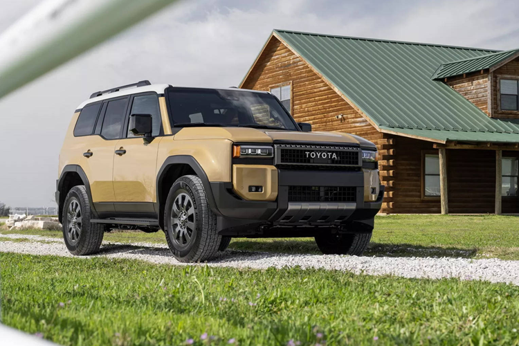 Hãng xe Nhật vừa công bố thông tin về Toyota Land Cruiser 2025 mới dành cho thị trường Mỹ với một số thay đổi nhỏ và mức giá khởi điểm tăng nhẹ. Đây thực chất là mẫu xe Land Cruiser 250 (nhỏ hơn dòng Land Cruiser 300) và còn được biết đến với tên gọi Land Cruiser Prado tại phần lớn các thị trường quốc tế.