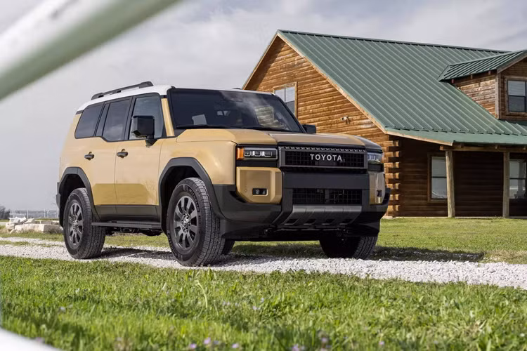Hãng xe Nhật vừa công bố thông tin về Toyota Land Cruiser 2025 mới dành cho thị trường Mỹ với một số thay đổi nhỏ và mức giá khởi điểm tăng nhẹ. Đây thực chất là mẫu xe Land Cruiser 250 (nhỏ hơn dòng Land Cruiser 300) và còn được biết đến với tên gọi Land Cruiser Prado tại phần lớn các thị trường quốc tế.