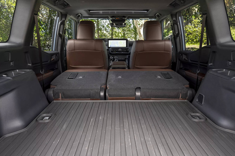 Gói tùy chọn Premium cho bản cao cấp có giá 5.840 USD (143,7 triệu đồng), bao gồm hệ thống âm thanh JBL 14 loa, màn hình hiển thị trên kính lái HUD, hộp giữ lạnh, sạc không dây và bộ mâm 20 inch.