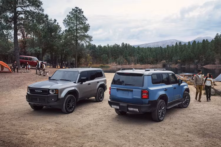 Theo đó, danh mục Toyota Land Cruiser 2025 tại Mỹ giờ đây chính thức không còn bản First Edition, chỉ còn lại 2 bản là 1958 (trang bị ít) và ‘Land Cruiser’ (trang bị đủ). Điều này cũng là dễ hiểu vì First Edition vốn dĩ là bản đặc biệt có số lượng giới hạn, được thiết kế hướng đến những người muốn sở hữu xe sớm ngay từ thời điểm mới ra mắt.