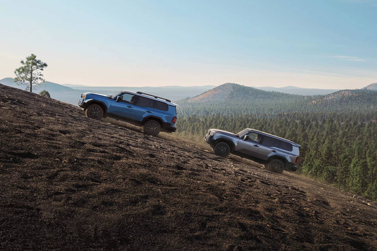 Thiết kế ngoại thất của Land Cruiser Prado 2025 không có nhiều thay đổi. Khách hàng có thêm tùy chọn màu sơn ngoại thất xanh Heritage Blue, bên cạnh tùy chọn hai tông màu với nóc xe màu Grayscape và các màu sắc khác đã có từ trước. 