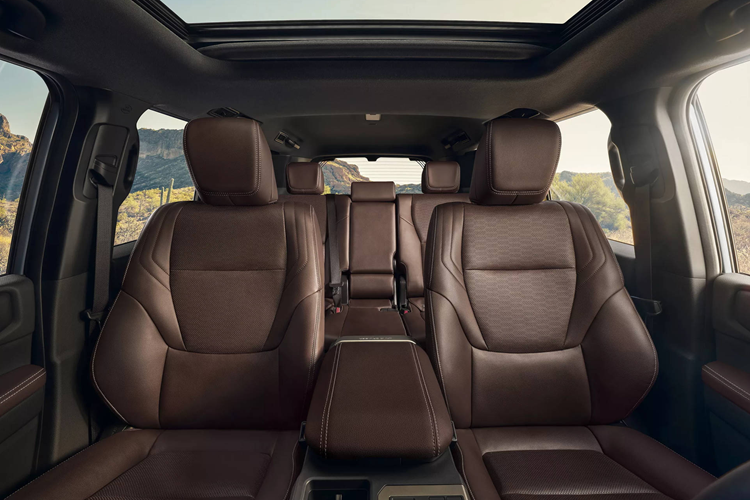 Nội thất bản 1958 được trang bị cụm đồng hồ kỹ thuật số 7 inch và màn hình giải trí 8 inch, trong khi bản ‘Land Cruiser’ có hai màn hình 12,3 inch, ghế bọc chất liệu SofTex tích hợp sưởi và làm mát, dàn âm thanh 10 loa tiêu chuẩn.