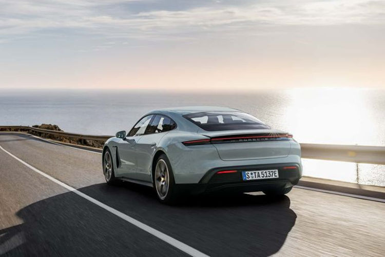 Hiện tại, Taycan 2024 có phạm vi hoạt động WLTP lên tới 421 dặm, tăng 109 dặm so với phiên bản cũ. Khi được hỏi liệu pin thể rắn có được lên kế hoạch hay không, Mayk Wienkötter – kỹ sư phụ trách phát triển Taycan cho rằng công nghệ này hiện chưa sẵn sàng để thương mại hóa trong tương lai gần.