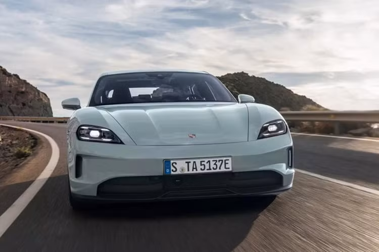 Vị lãnh đạo này cho biết nền tảng J1 được trang bị trên Porsche Taycan mới chạy điện đã được khai thác đến mức tối đa, do đó, thế hệ Taycan tiếp theo cần được phát triển trên hệ thống khung gầm mới.