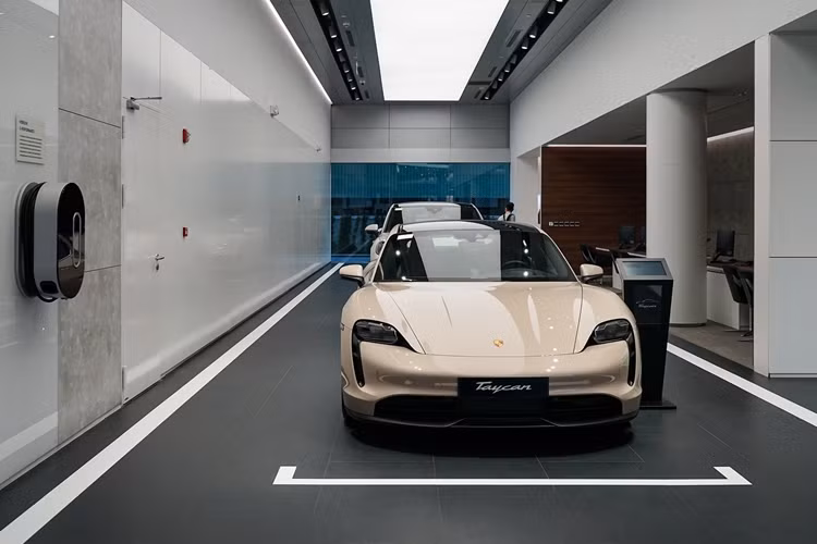 "Chúng tôi đang nghiên cứu vấn đề này, nhưng còn quá sớm để khẳng định pin thể rắn đã sẵn sàng để có mặt trên các mẫu xe thương mại, ít nhất là trong một hoặc hai năm tới. Nó sẽ đến nhưng sẽ mất thời gian." – ông Wienkötter nhận định.