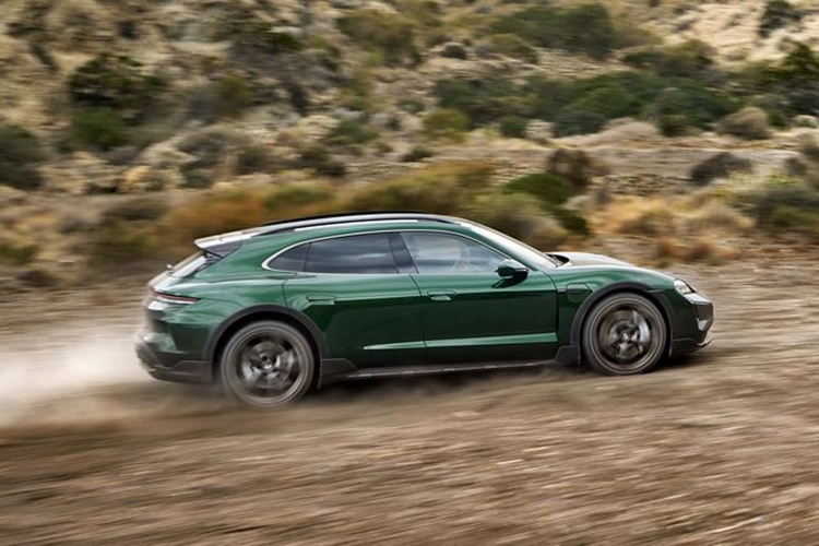 Nhiều khả năng, cái tên được lựa chọn sẽ là nền tảng SSP Sport hoàn toàn mới của Tập đoàn Volkswagen. Razavi thừa nhận kiến trúc của J1 "chắc chắn có một số hạn chế" và mục tiêu của của Porsche đối với Taycan thế hệ mới là tạo ra một chiếc xe có tầm vận hành vượt trội so với các đối thủ trên thị trường.