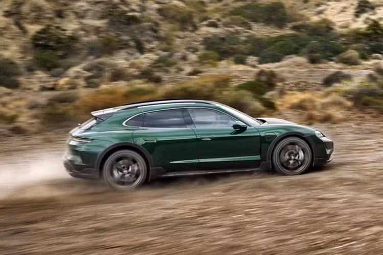 Nhiều khả năng, cái tên được lựa chọn sẽ là nền tảng SSP Sport hoàn toàn mới của Tập đoàn Volkswagen. Razavi thừa nhận kiến trúc của J1 "chắc chắn có một số hạn chế" và mục tiêu của của Porsche đối với Taycan thế hệ mới là tạo ra một chiếc xe có tầm vận hành vượt trội so với các đối thủ trên thị trường.