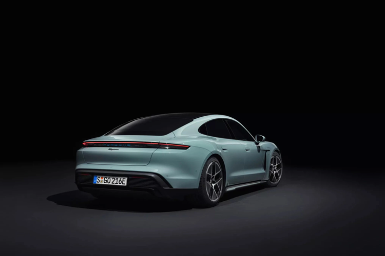 Một báo cáo của Autocar từ tháng 9/2022 cho biết Panamera sẽ phát triển thành một mẫu xe điện lớn hơn Taycan và sử dụng nền tảng SSP Sport. Bên cạnh đó, một số nguồn tin khác cho rằng Panamera mới sẽ có cả phiên bản động cơ xăng truyền thống và thuần điện.