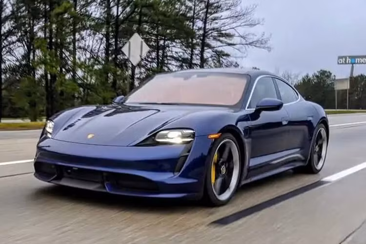 Razavi nhấn mạnh rằng các kỹ sư cần phải "tìm ra điểm phù hợp" để không khiến Taycan trở nên quá nặng nề nhưng vẫn có thể gia tăng phạm vi di chuyển và cũng tránh khiến chủ sở hữu phải lo lắng về tầm vận hành của xe. Việc Taycan thế hệ thứ hai đã được xác nhận sẽ ra mắt khiến nhiều người đặt câu hỏi về tương lai của Panamera.