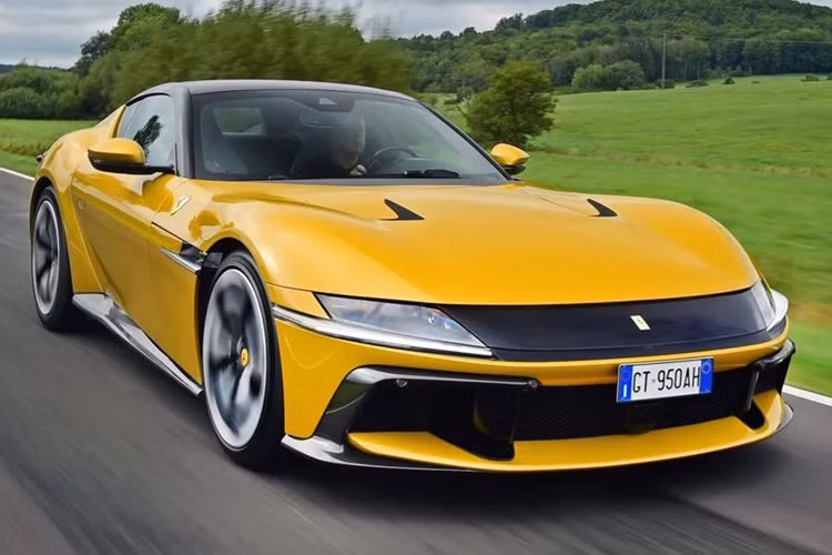 Vụ tai nạn siêu xe Ferrari 12Cilindri xảy ra trong một sự kiện lái thử dành cho giới truyền thông do chính Ferrari tổ chức. Chiếc xe mang biển số GT950AH này là 1 trong 6 chiếc 12Cilindri mà hãng xe Ý dùng để phục vụ chương trình này. Quan sát từ hiện trường tai nạn, có vẻ như tấm ốp đuôi phía hành khách của chiếc Ferrari đã bị móp và trầy xước nghiêm trọng do va đậm mạnh và vách đá ven đường.