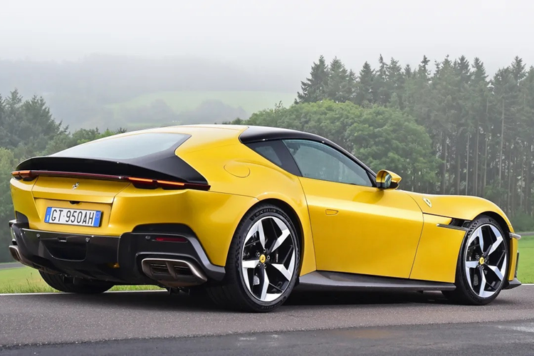 Đi kèm với đó là hộp số ly hợp kép 8 cấp. Theo Ferrari, 12Cilindri có thể tăng tốc 0-100 km/h trong 2,9 giây và đạt 200 km/h trong 7,9 giây. Sở hữu động cơ mạnh mẽ và nhiều trang bị tiên tiến, mức giá xe Ferrari 12Cilindri lên tới 395.000 euro (khoảng 10,78 tỷ đồng) cho bản coupe và 435.000 euro (tương đương 11,87 tỷ đồng) đối với bản mui trần.