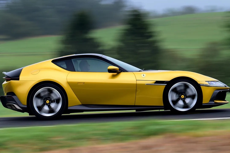 Ferrari 12Cilindri là sản phẩm kế thừa vị trí của 812 Superfast trong dải sản phẩm của thương hiệu. Đúng như tên gọi, mẫu siêu xe này được trang bị phiên bản nâng cấp của động cơ V12 6.5L hút khí tự nhiên, cho công suất lên tới 819 mã lực tại 9.250 vòng/phút và mô-men xoắn cực đại 678 Nm tại 7.250 vòng/phút.