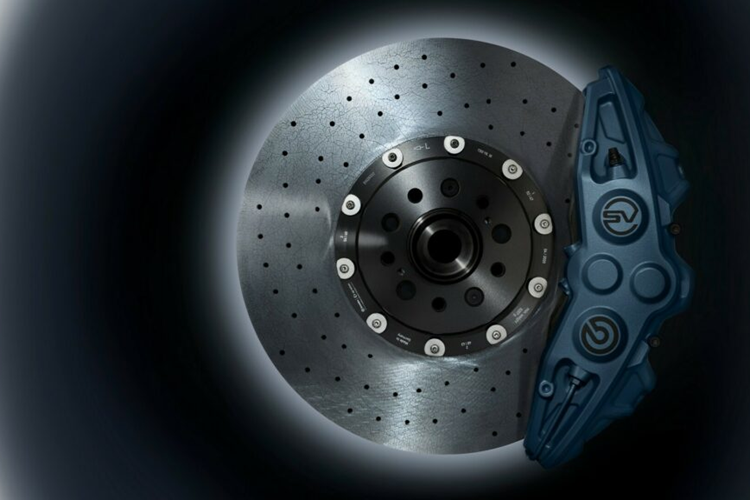 Màu sắc của bộ cùm phanh có thể được tùy chỉnh. Range Rover Sport SV Edition Two cũng có thể được trang bị mui cùng màu thân xe, Gói sợi carbon Satin và Gói sợi carbon với họa tiết đan chéo. Mỗi cấu hình đều có thông số kỹ thuật nội thất độc đáo và chất liệu bọc da khác nhau.