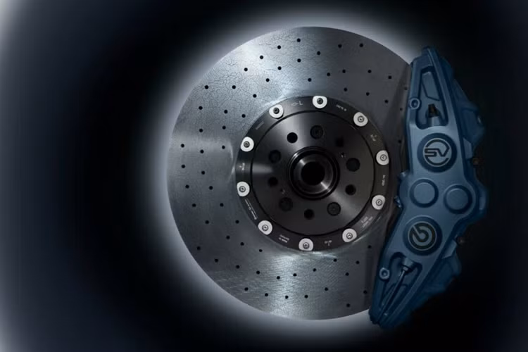 Màu sắc của bộ cùm phanh có thể được tùy chỉnh. Range Rover Sport SV Edition Two cũng có thể được trang bị mui cùng màu thân xe, Gói sợi carbon Satin và Gói sợi carbon với họa tiết đan chéo. Mỗi cấu hình đều có thông số kỹ thuật nội thất độc đáo và chất liệu bọc da khác nhau.