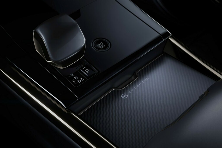 Phiên bản với phối màu Blue Nebula được lấy cảm hứng từ bờ biển Bắc Đại Tây Dương và bao gồm các cùm phanh với phối màu ấn tượng trong khi mẫu Marl Grey Gloss được trang bị bộ cùm phanh Sunrise Copper.