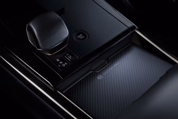 Phiên bản với phối màu Blue Nebula được lấy cảm hứng từ bờ biển Bắc Đại Tây Dương và bao gồm các cùm phanh với phối màu ấn tượng trong khi mẫu Marl Grey Gloss được trang bị bộ cùm phanh Sunrise Copper.