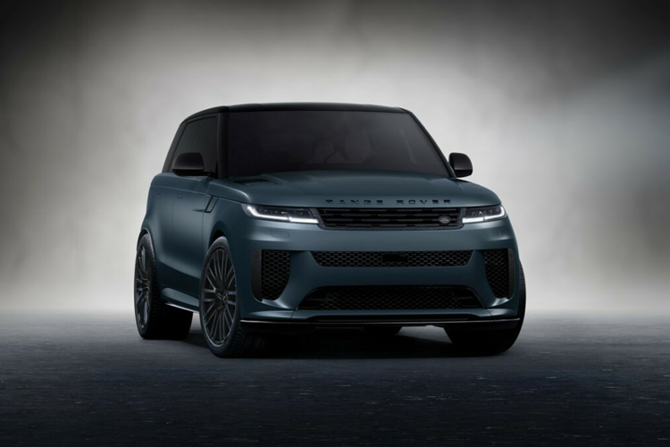 Trong vài năm qua, nhiều hãng xe đã tung ra phiên bản “First Edition” đặc biệt của các mẫu xe mới. JLR đã từng cho ra mắt phiên bản Range Rover Sport SV Edition One vào năm ngoái và giờ đây, hãng tiếp nối với phiên bản Range Rover Sport SV Edition Two 2025 mới.