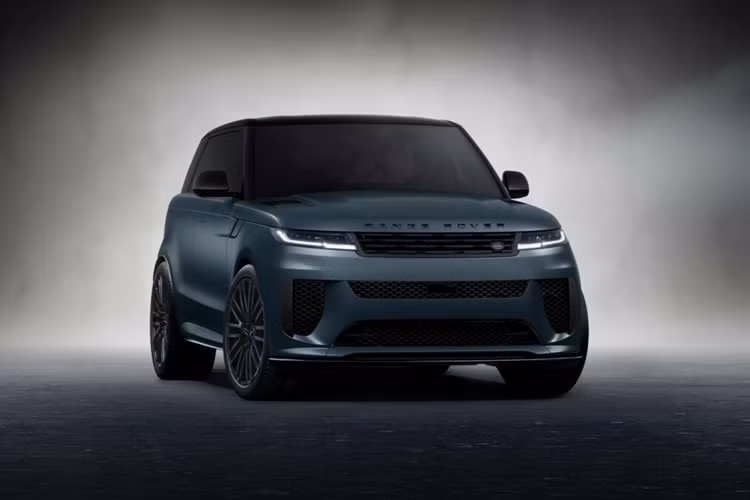 Trong vài năm qua, nhiều hãng xe đã tung ra phiên bản “First Edition” đặc biệt của các mẫu xe mới. JLR đã từng cho ra mắt phiên bản Range Rover Sport SV Edition One vào năm ngoái và giờ đây, hãng tiếp nối với phiên bản Range Rover Sport SV Edition Two 2025 mới.