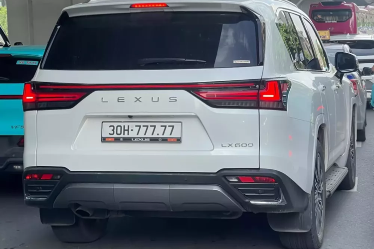 Sức mạnh của dòng xe SUV hạng sang Lexus LX600 đến từ khối động cơ xăng V6, tăng áp kép, dung tích 3.5 lít, sản sinh ra công suất tối đa 409 mã lực và mô-men xoắn cực đại 650 Nm. Trái tim này sẽ kết hợp với hộp số tự động 10 cấp cùng các chế độ lái là Normal, ECO, Comfort, Sport S, Sport S+ và Customize.