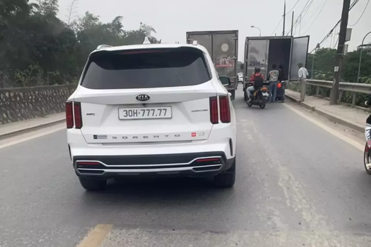 Mới đây, trên cộng đồng mạng đã xôn xao với hình ảnh 2 chiếc xe là Kia Sorento và Lexus LX600 cùng mang ngoại thất màu trắng, và đeo biển kiểm soát 30H-777.77, đã làm cho cư dân mạng bàn tán sôi nổi, 1 số người còn cho rằng, 2 chiếc xe này mang chung biển, và có thể 1 trong 2 xe mang biển giả.