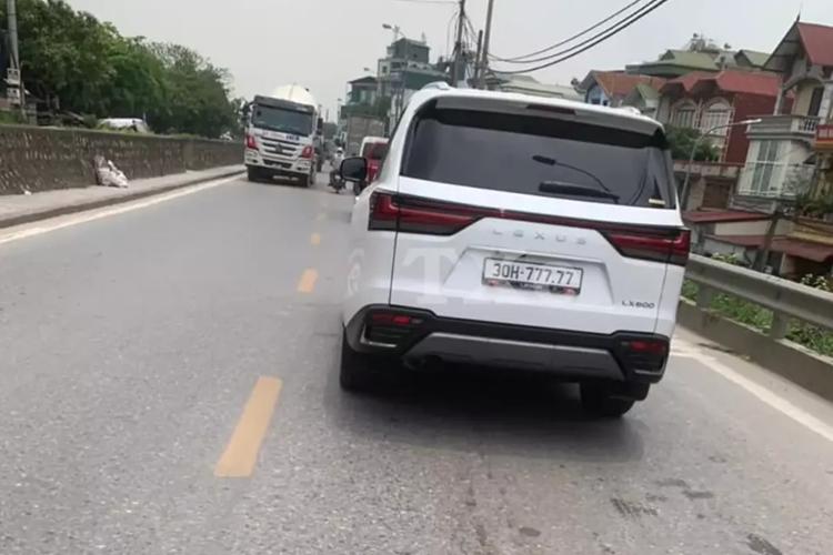 Thậm chí hình ảnh chụp lại còn cho thấy, 2 chiếc xe là Kia Sorento và SUV hạng sang Lexus LX600 biển số ngũ quý 7 là 30H-777.77 hay di chuyển qua đoạn đê Nguyễn Khoái, Hà Nội, đã nhanh chóng nhận được sự bàn tán sôi nổi của cư dân mạng.