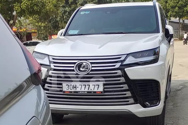 Về chiếc xe Lexus LX600, đây là dòng xe SUV hạng sang, được mệnh danh chuyên cơ mặt đất, xe có 3 phiên bản bán tại Việt Nam, trong đó bản VIP đắt nhất, lên đến 9,61 tỷ đồng.