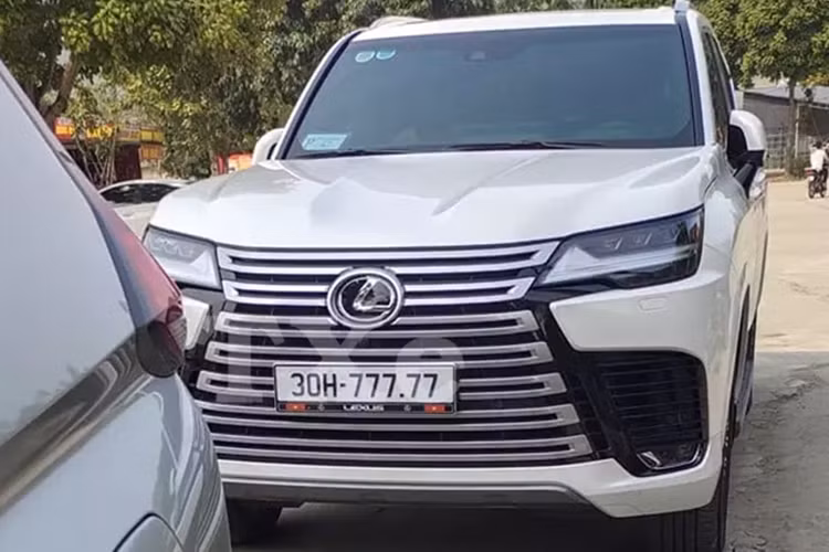 Về chiếc xe Lexus LX600, đây là dòng xe SUV hạng sang, được mệnh danh chuyên cơ mặt đất, xe có 3 phiên bản bán tại Việt Nam, trong đó bản VIP đắt nhất, lên đến 9,61 tỷ đồng.