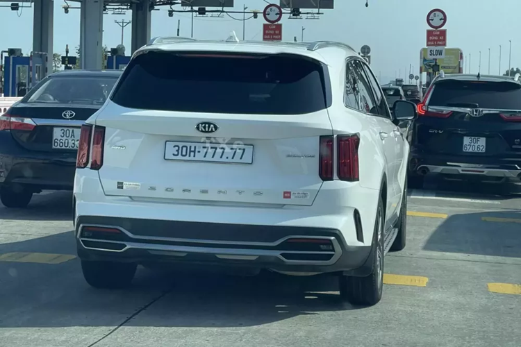 Được biết, chủ nhân chiếc xe Kia Sorento biển số ngũ quý 7 này đã bán lại xe, và định danh biển số 30H-777.77 cho mình, sau đó, đăng ký cho chiếc SUV hạng sang Lexus LX600 mới mua. Việc biển số ngũ quý 7 đầu 30H được lắp lên chiếc xe Lexus LX600 đã khiến không ít người thích thú, vì nó rất hợp nhau.