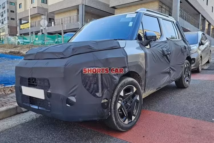 Qua những hình ảnh và video quay lại Ấn Độ, có thể thấy Clavis sở hữu ngoại hình đặc trưng của thương hiệu Kia. Trong đó, điểm nhấn của mẫu SUV cỡ nhỏ này nằm ở đèn pha LED nằm dọc với 2 bóng, được bao quanh bằng dải đèn LED định vị ban ngày với cảm hứng thiết kế từ chòm sao.