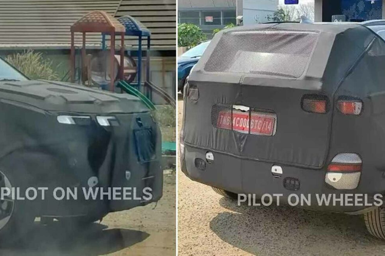 Trên cản trước của mẫu xe này còn có hộp màu đen chứa cảm biến, dấu hiệu cho thấy bản cao cấp sẽ có các tính năng an toàn chủ động ADAS. Bên trong Kia Clavis là không gian nội thất 2 hàng ghế với 5 chỗ ngồi. Xe được trang bị vô lăng hình chữ nhật tương tự ô tô điện Kia EV6 và màn hình cong cỡ lớn, đặt nổi trên mặt táp-lô.