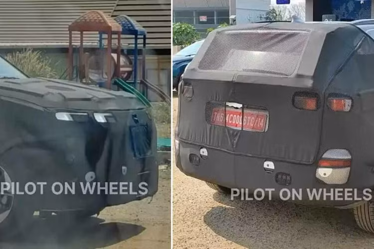 Trên cản trước của mẫu xe này còn có hộp màu đen chứa cảm biến, dấu hiệu cho thấy bản cao cấp sẽ có các tính năng an toàn chủ động ADAS. Bên trong Kia Clavis là không gian nội thất 2 hàng ghế với 5 chỗ ngồi. Xe được trang bị vô lăng hình chữ nhật tương tự ô tô điện Kia EV6 và màn hình cong cỡ lớn, đặt nổi trên mặt táp-lô.