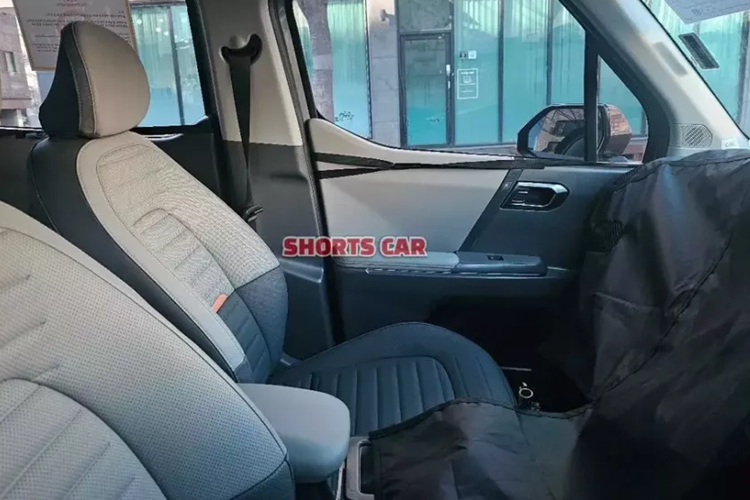 Tiếp theo đó là bộ vành hợp kim với đường kính 17 inch và thiết kế phay xước phối đen bóng. Đây là phong cách thiết kế mâm mới của các mẫu xe Kia trong thời gian qua. Những điểm nhấn khác trong thiết kế của Kia Clavis nằm ở nắp ca-pô hình vỏ sò "cơ bắp", cột B dày dặn tương tự Hyundai Casper và baga nóc.