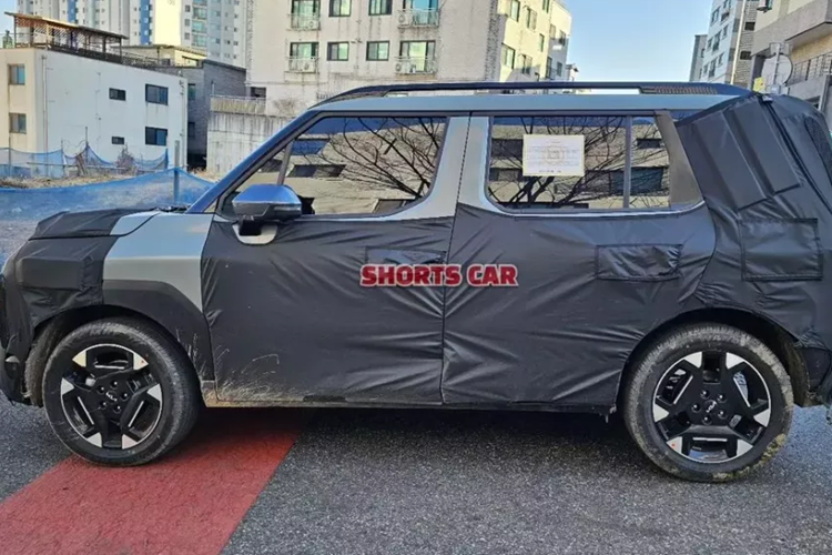Những hình ảnh chụp mẫu SUV Kia Clavis 2025 giá rẻ này chạy thử trên đường phố tại Hàn Quốc và Ấn Độ trong thời gian qua đã chứng tỏ điều đó. Có tên nội bộ là AY, mẫu SUV mới này được đồn là sở hữu chiều dài dưới 4 mét. Trong dòng sản phẩm của Kia, Clavis sẽ được định vị giữa 2 đàn anh là Sonet và Seltos.