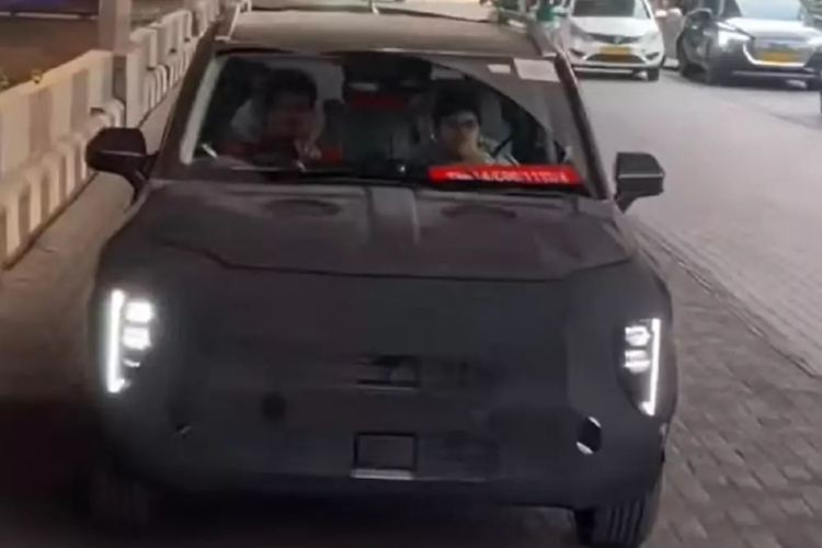 Kia hiện là thương hiệu ôtô khá thành công tại thị trường Ấn Độ nhờ những mẫu SUV cỡ nhỏ như Seltos và Sonet. Thừa thắng xông lên, hãng Kia hiện đang phát triển một mẫu SUV cỡ nhỏ mới được cho là có tên Kia Clavis 2025 mới dành cho thị trường Nam Á này.