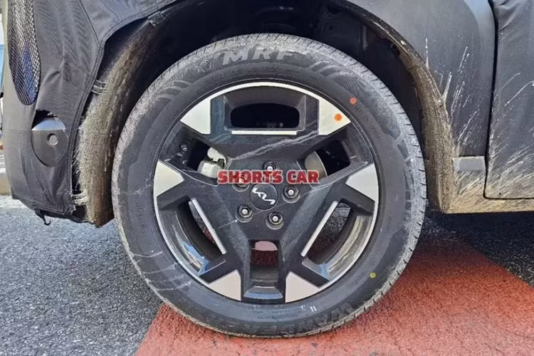 Kia Clavis EV nhiều khả năng sẽ được phát triển dựa trên cơ sở gầm bệ chung với phiên bản máy xăng. Tuy nhiên, không có phiên bản nào của mẫu SUV cỡ nhỏ này được trang bị hệ dẫn động 4 bánh 4WD.