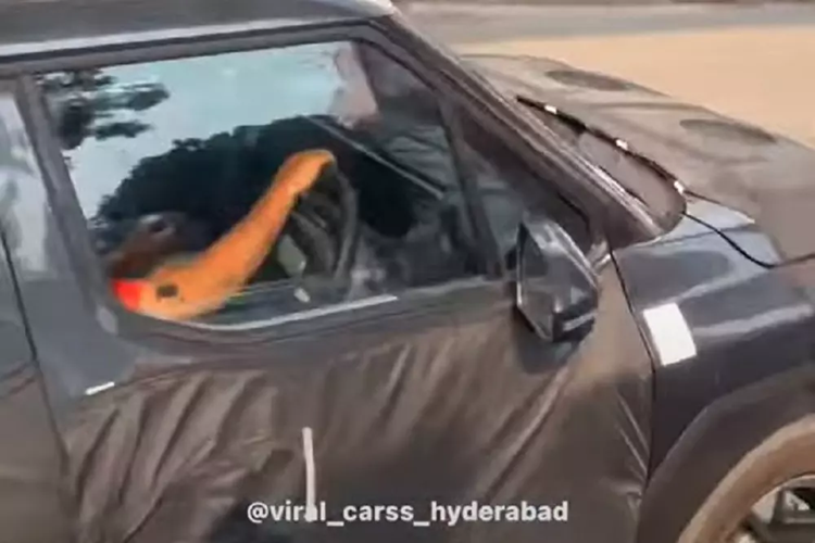 Tương tự đèn pha, đèn hậu của Kia Clavis hoàn toàn mới cũng được thiết kế dọc và ôm lấy hai bên kính chắn gió sau. Ngoài ra, cụm đèn hậu lấy cảm hứng thiết kế từ chòm sao này còn ăn sâu vào bên trong cửa cốp. Trên cản sau có thêm đèn phản quang nằm dọc.