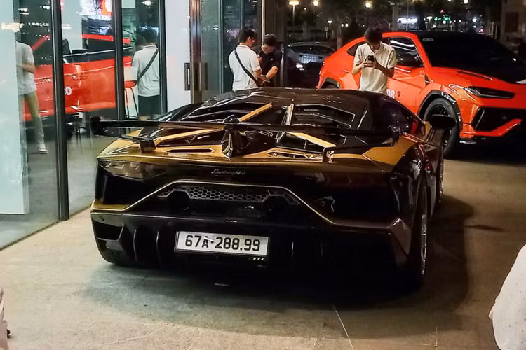 Siêu xe Lamborghini Huracan EVO RWD sở hữu khối động cơ V10, hút khí tự nhiên, dung tích 5.2 lít có công suất cực đại 601 mã lực, tăng 30 mã lực so với đàn anh nhưng ngang bằng sức mạnh với xe Lamborghini Huracan LP610-4.