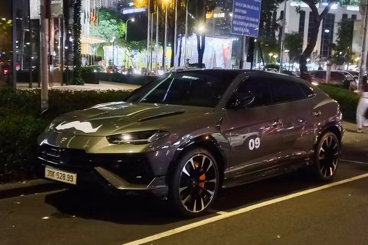 Nguyên bản, siêu xe Lamborghini Aventador LP700-4 được trang bị động cơ V12, dung tích 6,5 lít, sản sinh công suất tối đa 700 mã lực và mô-men xoắn cực đại 690 Nm. Sức mạnh được truyền tới cả bốn bánh thông qua hộp số tự động 7 cấp ISR, nhờ đó, siêu xe Aventador LP700-4 có thể tăng tốc từ vị trí đứng yên lên 100 km/h chỉ trong thời gian 2,9 giây trước khi đạt vận tốc tối đa 349 km/h.