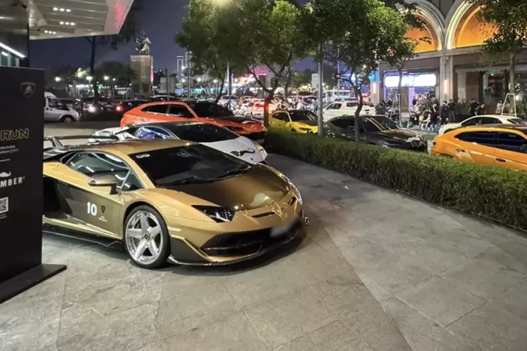 Siêu bò Lamborghini Urus tại Việt Nam có thể đã gần 35 chiếc, trong số này bản tiêu chuẩn chiếm số lượng nhiều bên cạnh Lamborghini Urus Performante gọi là hiệu năng cao, Lamborghini Urus S là bản nâng cấp giữa vòng đời và Lamborghini Urus SE, vừa mới ra mắt thị trường Việt Nam, nhưng chưa rõ đã có xe nào được bàn giao đến khách Việt hay chưa.