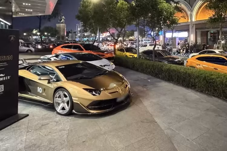 Siêu bò Lamborghini Urus tại Việt Nam có thể đã gần 35 chiếc, trong số này bản tiêu chuẩn chiếm số lượng nhiều bên cạnh Lamborghini Urus Performante gọi là hiệu năng cao, Lamborghini Urus S là bản nâng cấp giữa vòng đời và Lamborghini Urus SE, vừa mới ra mắt thị trường Việt Nam, nhưng chưa rõ đã có xe nào được bàn giao đến khách Việt hay chưa.