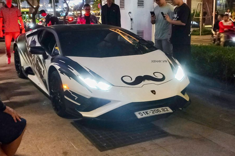 Tương tự như Lamborghini Huracan EVO, phiên bản dẫn động cầu sau có thêm chế độ Ego mới cho phép người lái xe thay đổi cài đặt lái xe theo sở thích của riêng họ.