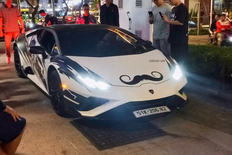 Tương tự như Lamborghini Huracan EVO, phiên bản dẫn động cầu sau có thêm chế độ Ego mới cho phép người lái xe thay đổi cài đặt lái xe theo sở thích của riêng họ.
