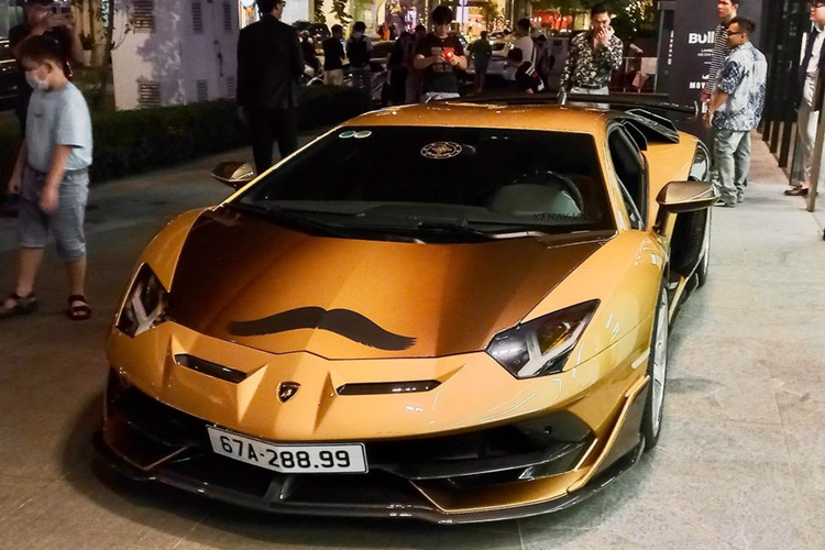 Sức mạnh của siêu xe Lamborghini Huracan EVO dẫn động cầu sau chỉ được truyền đến bánh sau thông qua hộp số tự động ly hợp kép 7 cấp, nhờ đó, Lamborghini Huracan EVO RWD đầu tiên về Việt Nam có thể tăng tốc từ vị trí xuất phát lên 100 km/h trong thời gian 3,2 giây trước khi đạt tốc độ tối đa 325 km/h.