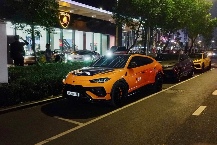 Có mặt tại sảnh chính của thương hiệu Lamborghini Việt Nam là Lamborghini Aventador LP700-4 độ body kit SVJ bản giới hạn, tiếp đến là "bò sữa" Lamborghini Huracan EVO bản dẫn động cầu sau của 1 thiếu gia trẻ tuổi, và 1 chiếc siêu SUV Lamborghini Urus Performante màu đỏ cam rất thời trang.