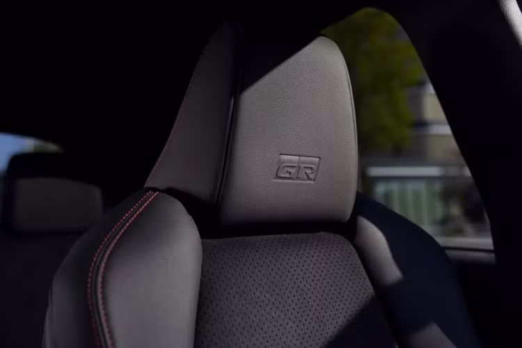 Đối với dòng xe Yaris không phải GR Sport, thay đổi duy nhất cho năm 2025 là việc bổ sung thêm màu xanh lá cây mới trong bảng màu. Dòng xe truyền động điện của Yaris tại châu Âu bao gồm động cơ Hybrid 115 và Hybrid 130, trong đó động cơ Hybrid 130 là tùy chọn duy nhất cho GR Sport.